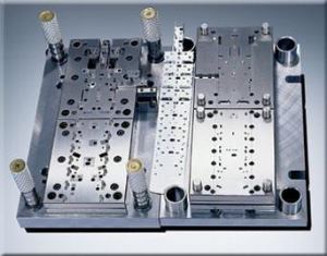 Nhà ở vật liệu nhựa được làm bằng khuôn ép thép